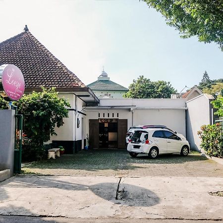 Super Oyo 353 Loesje Guest House Syariah Маланг Экстерьер фото
