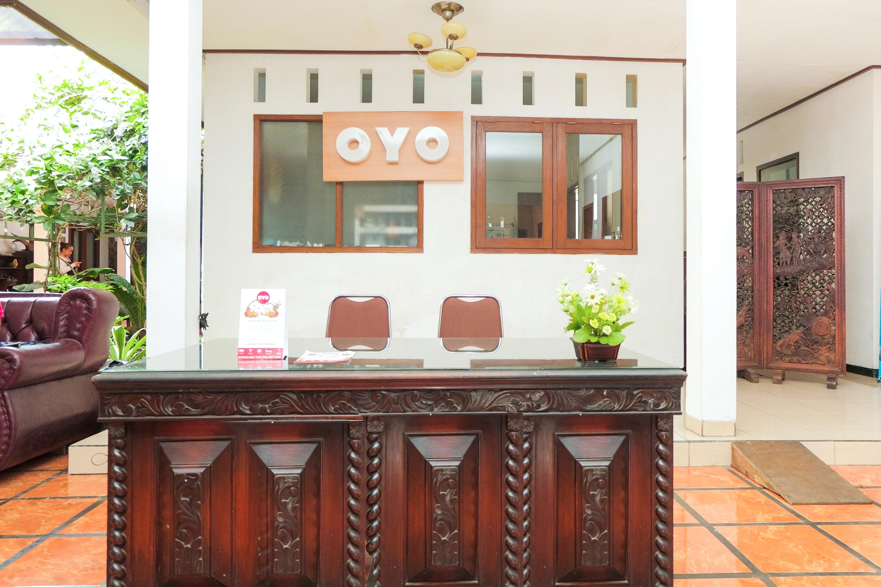 Super Oyo 353 Loesje Guest House Syariah Маланг Экстерьер фото