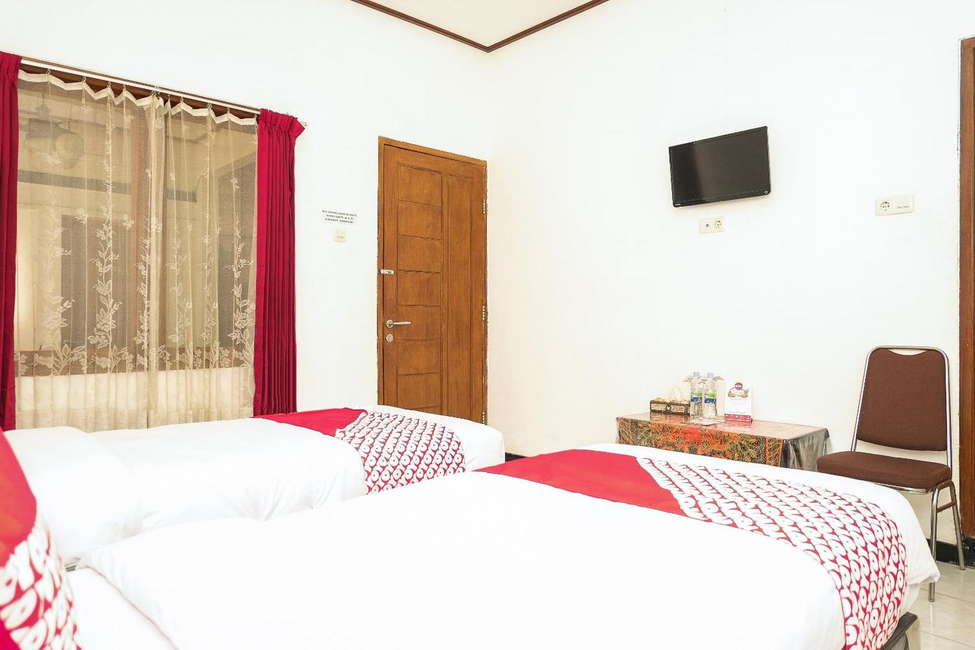 Super Oyo 353 Loesje Guest House Syariah Маланг Экстерьер фото