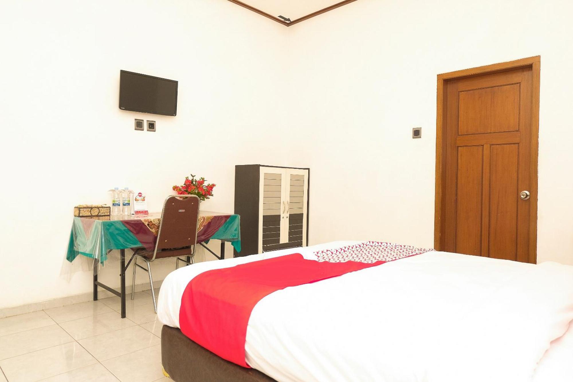 Super Oyo 353 Loesje Guest House Syariah Маланг Экстерьер фото
