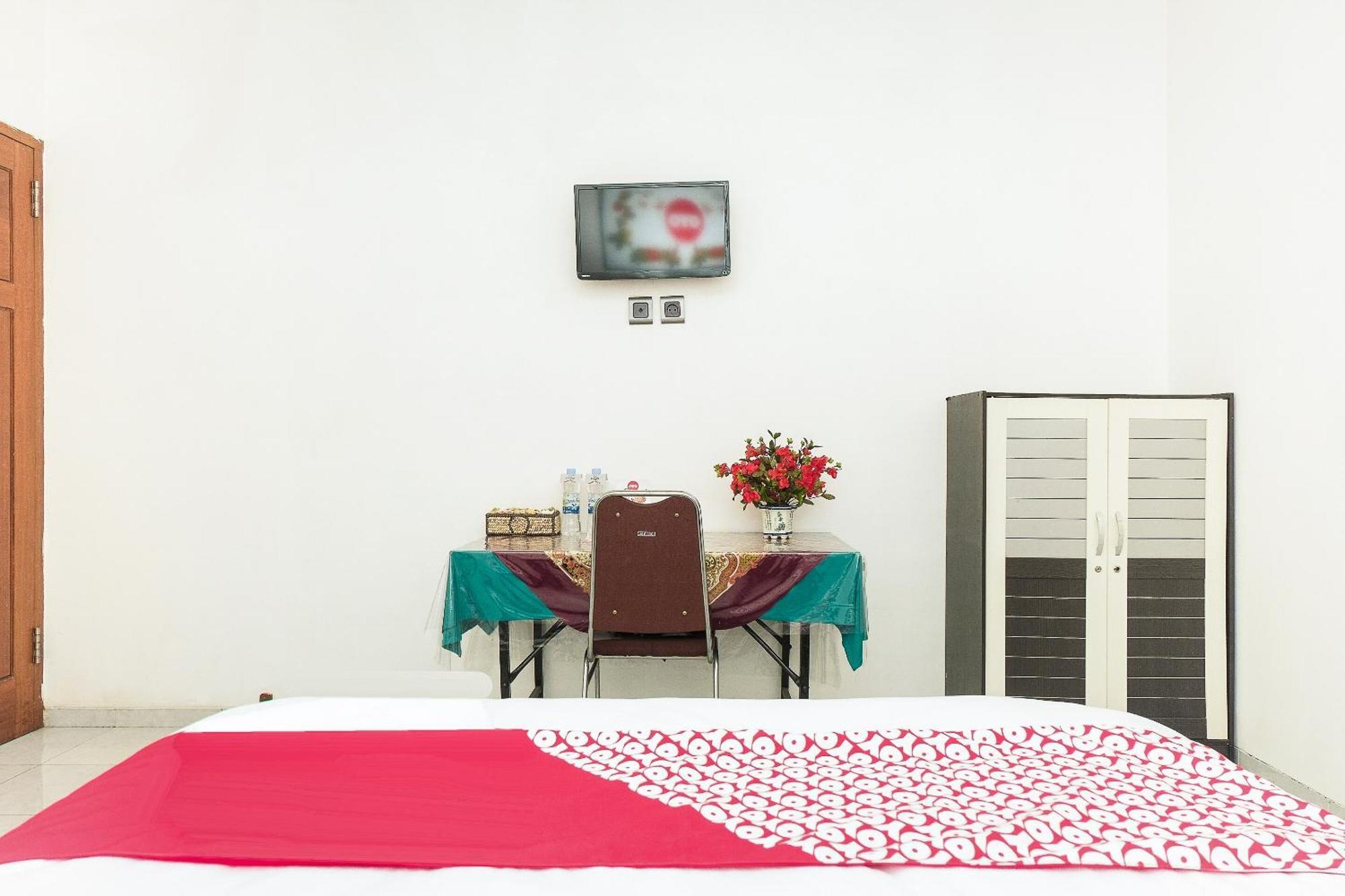 Super Oyo 353 Loesje Guest House Syariah Маланг Экстерьер фото