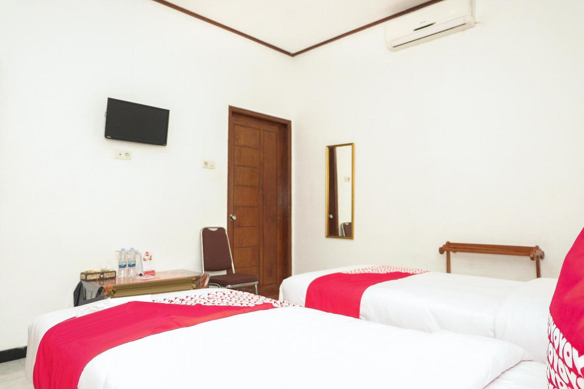 Super Oyo 353 Loesje Guest House Syariah Маланг Экстерьер фото