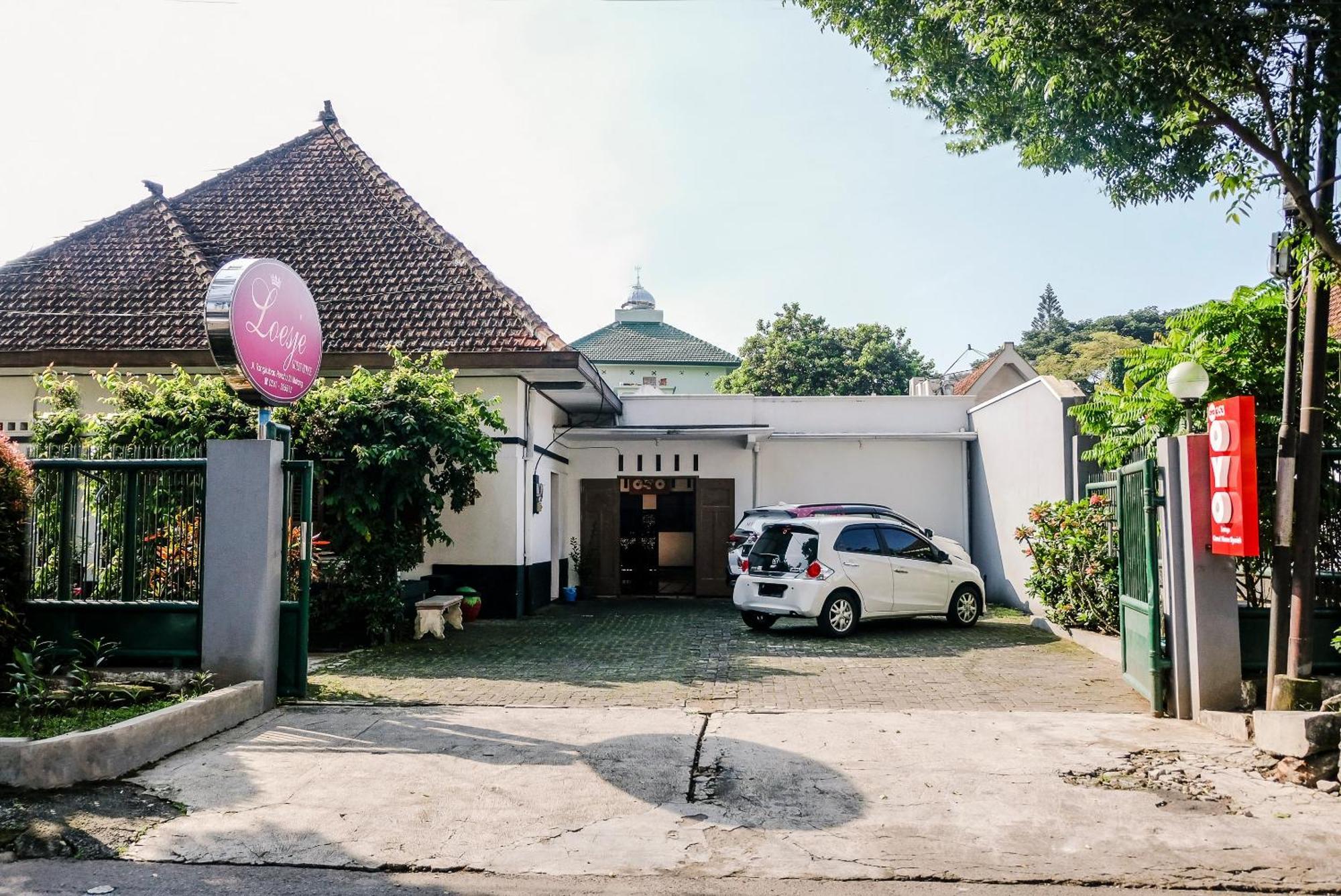 Super Oyo 353 Loesje Guest House Syariah Маланг Экстерьер фото