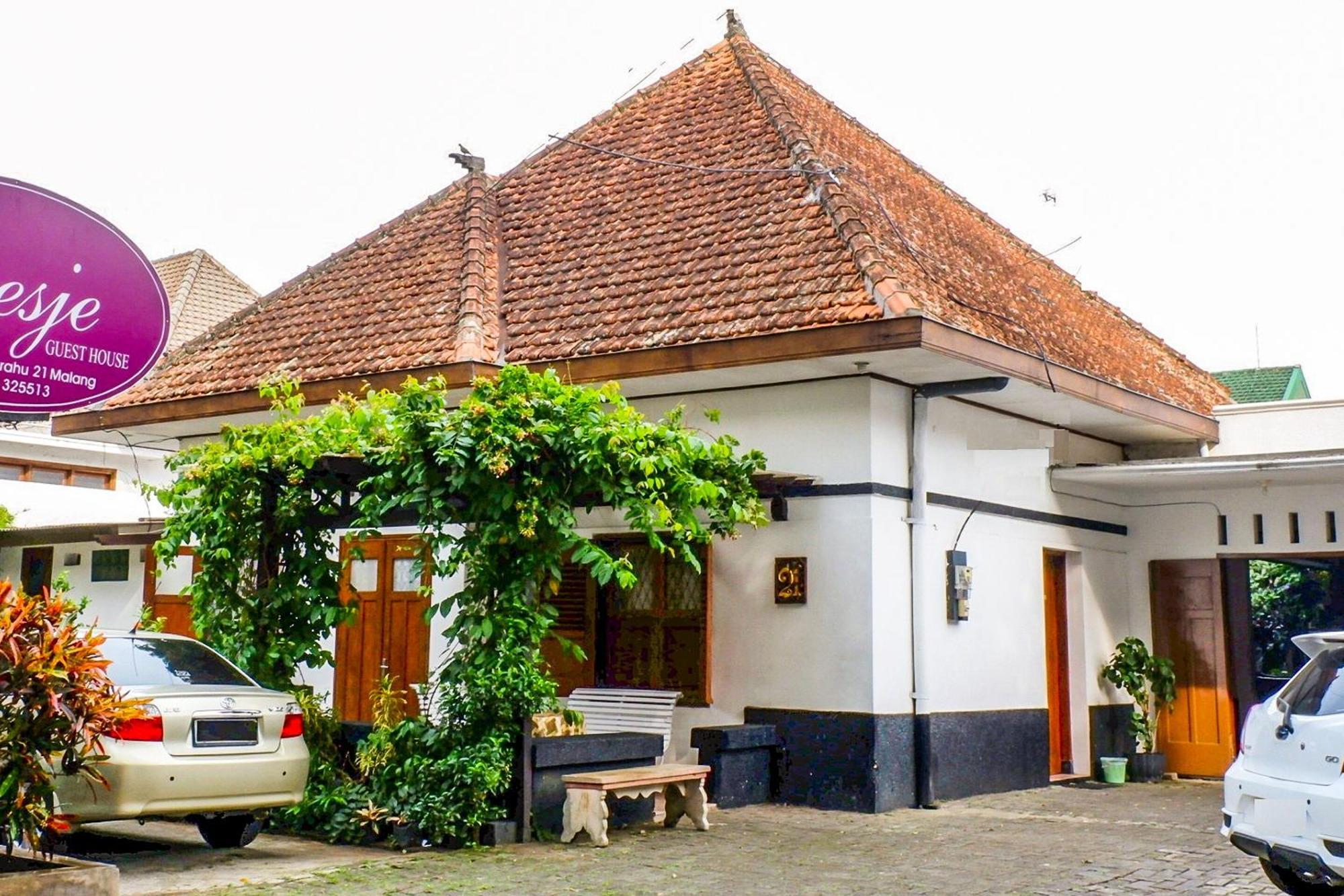 Super Oyo 353 Loesje Guest House Syariah Маланг Экстерьер фото
