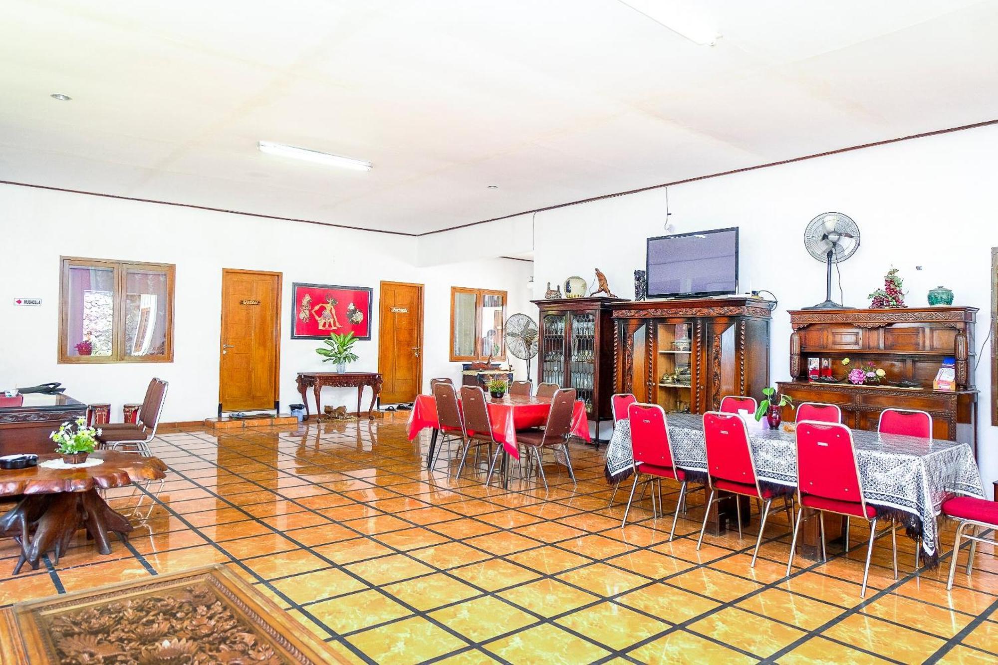 Super Oyo 353 Loesje Guest House Syariah Маланг Экстерьер фото