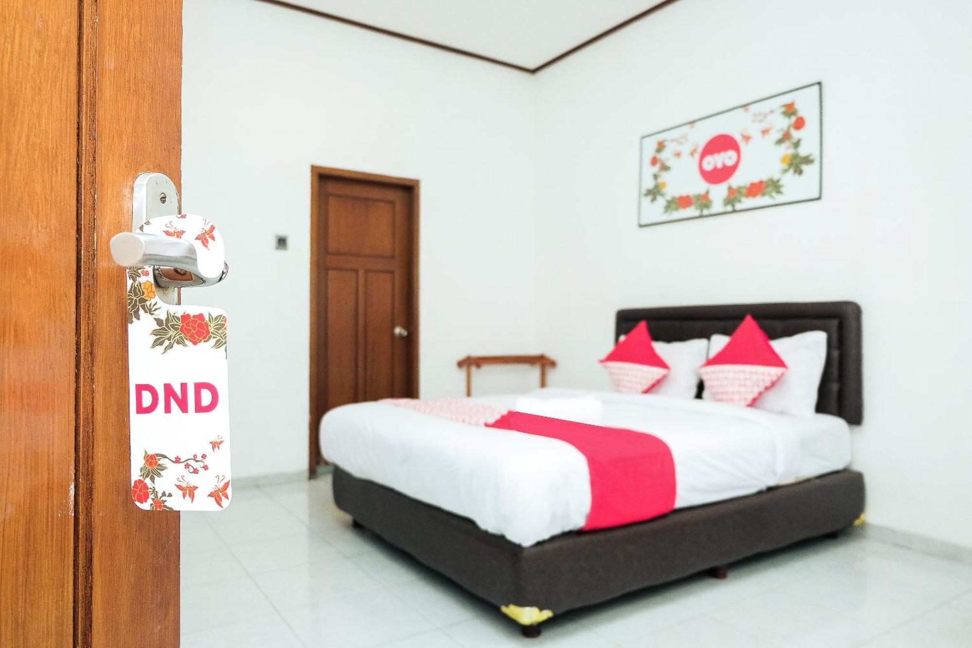 Super Oyo 353 Loesje Guest House Syariah Маланг Экстерьер фото