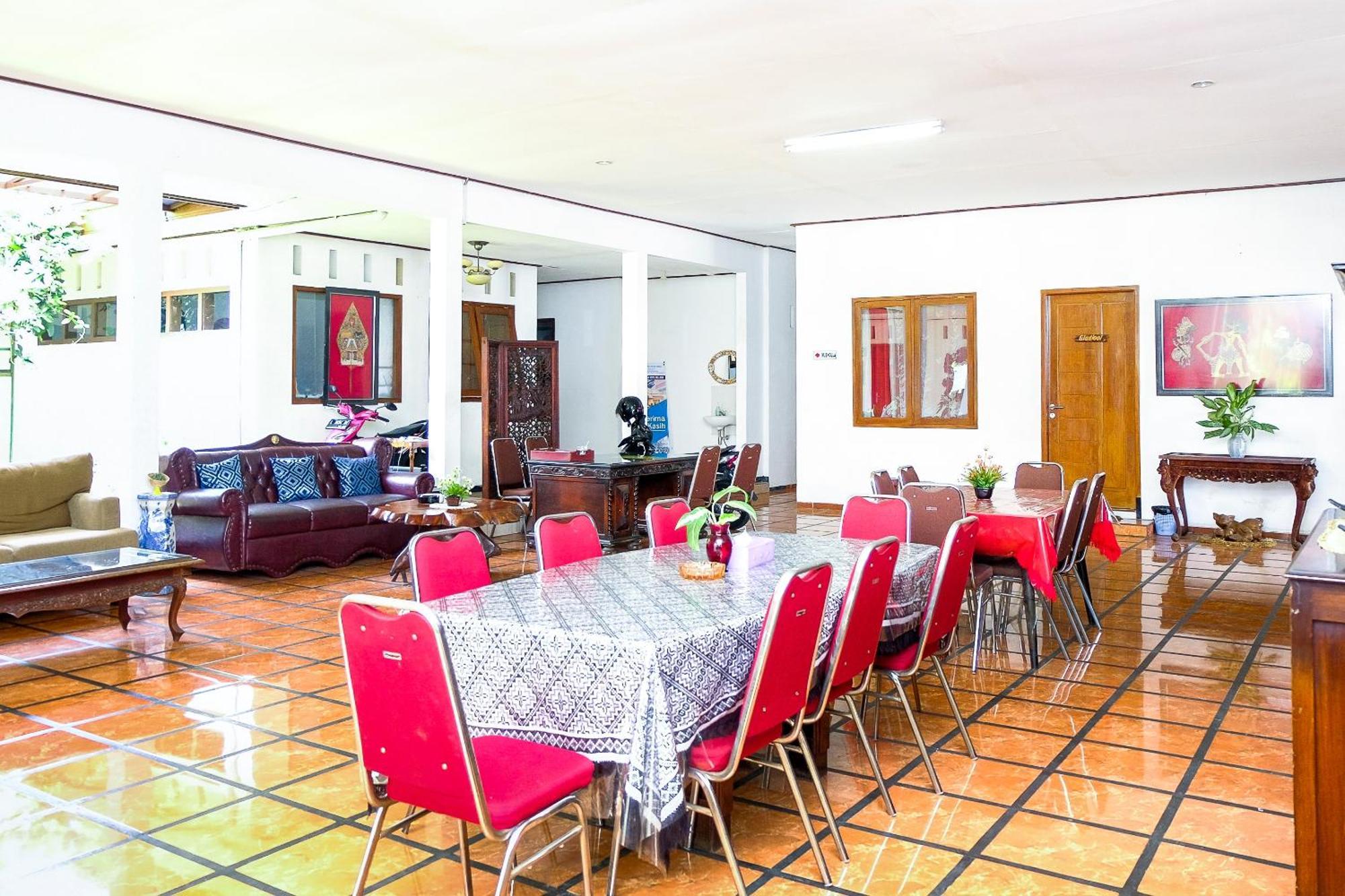 Super Oyo 353 Loesje Guest House Syariah Маланг Экстерьер фото