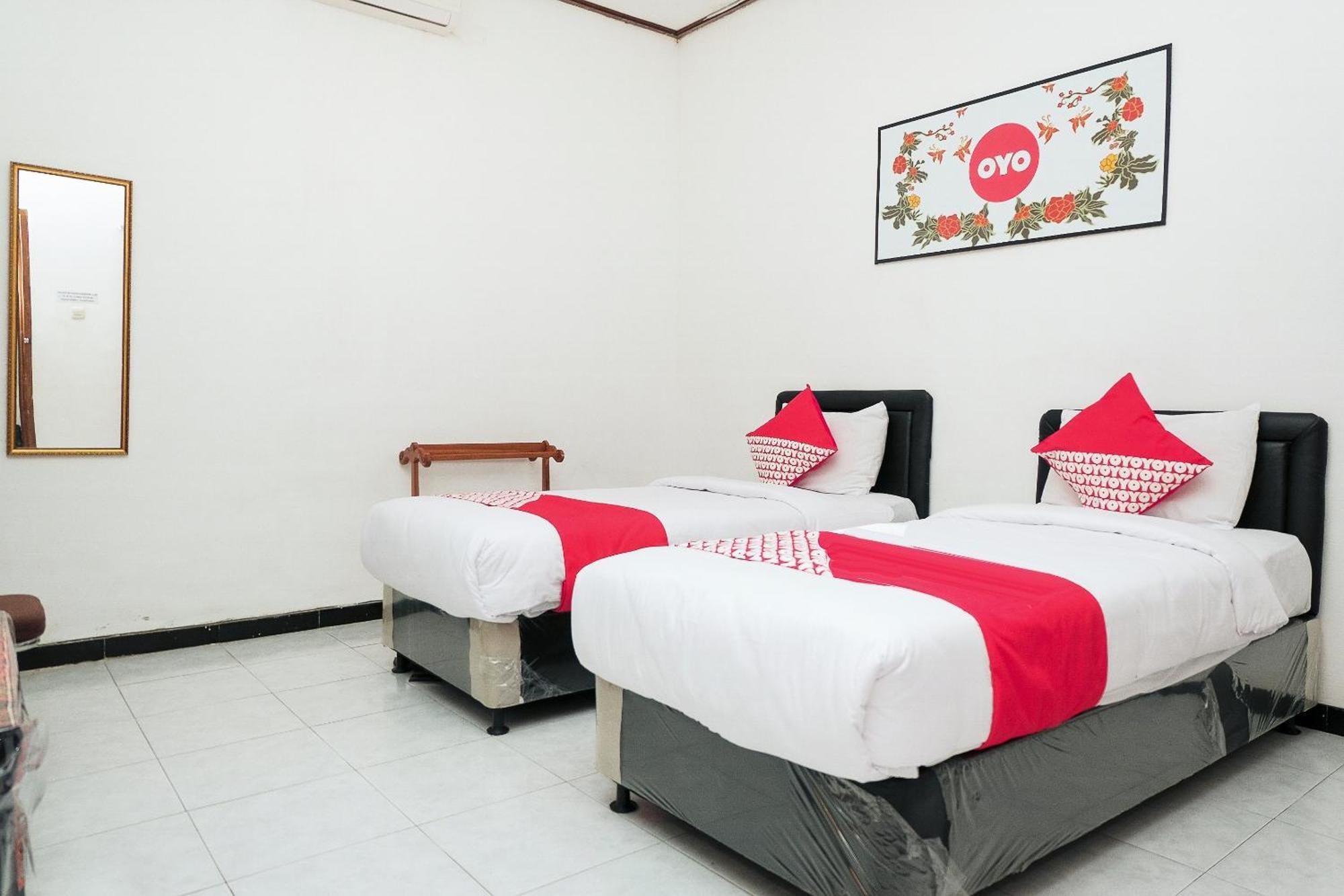 Super Oyo 353 Loesje Guest House Syariah Маланг Экстерьер фото