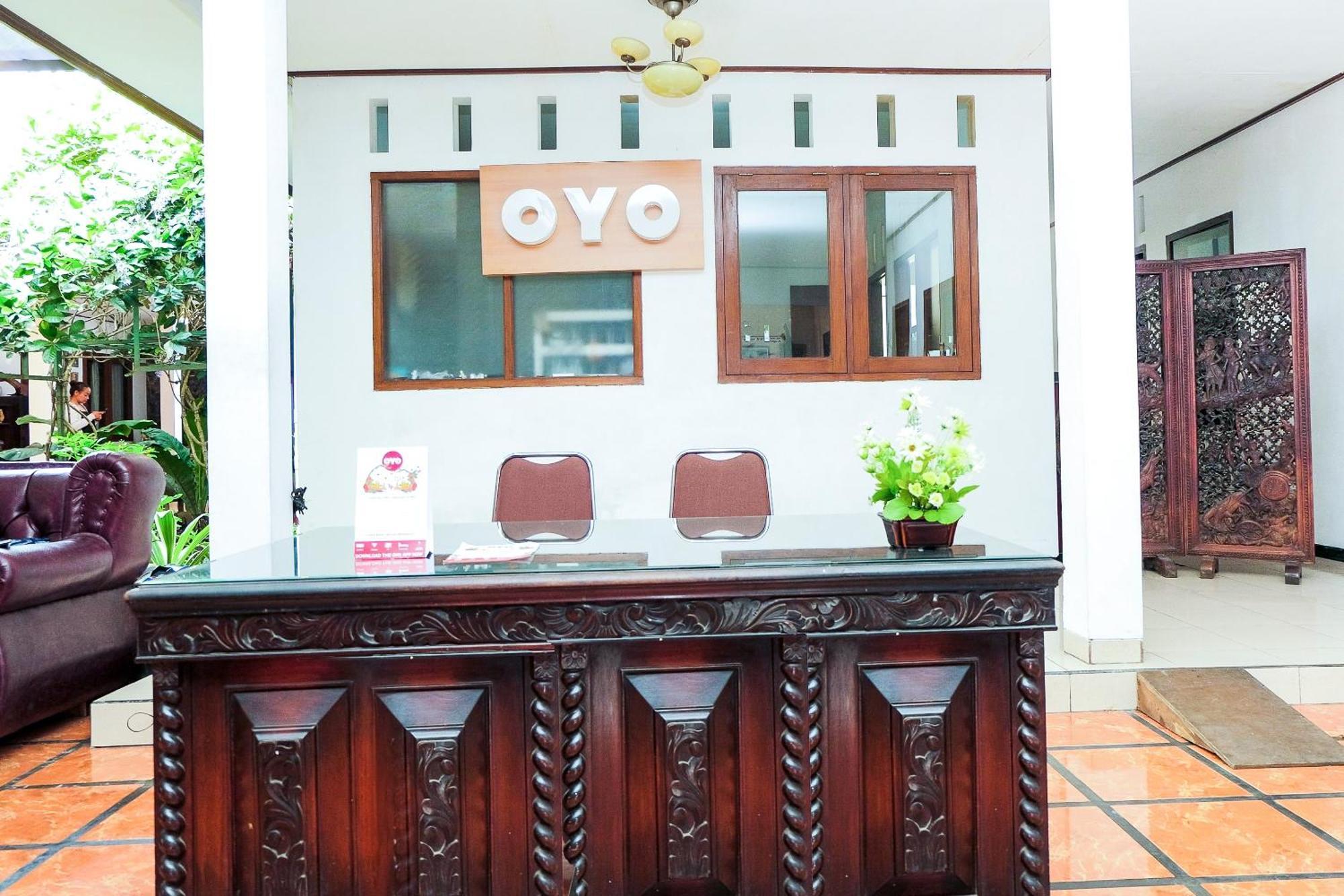 Super Oyo 353 Loesje Guest House Syariah Маланг Экстерьер фото