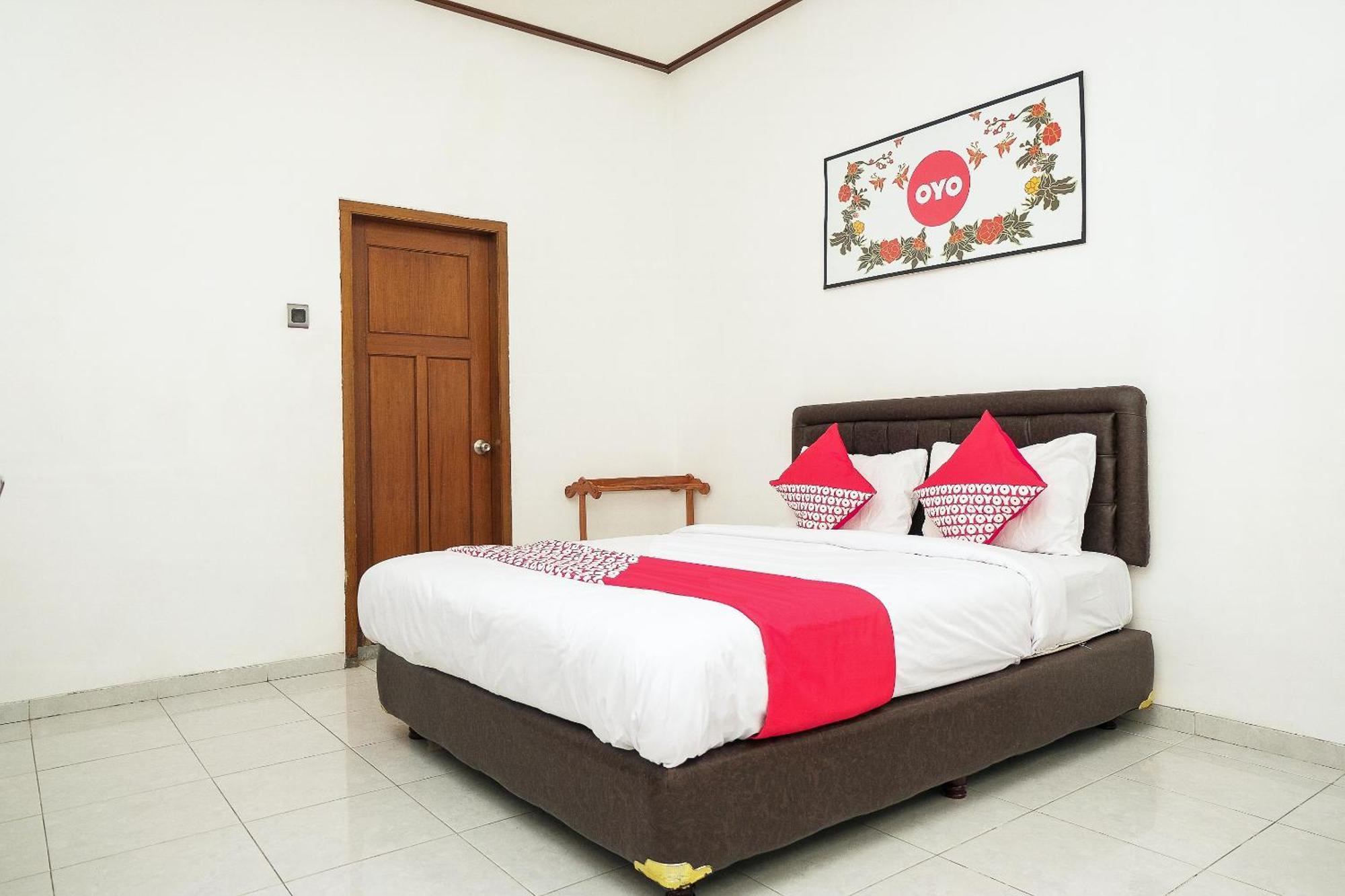 Super Oyo 353 Loesje Guest House Syariah Маланг Экстерьер фото