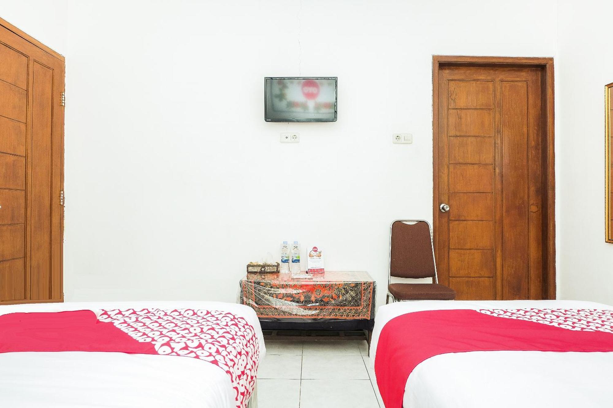 Super Oyo 353 Loesje Guest House Syariah Маланг Экстерьер фото